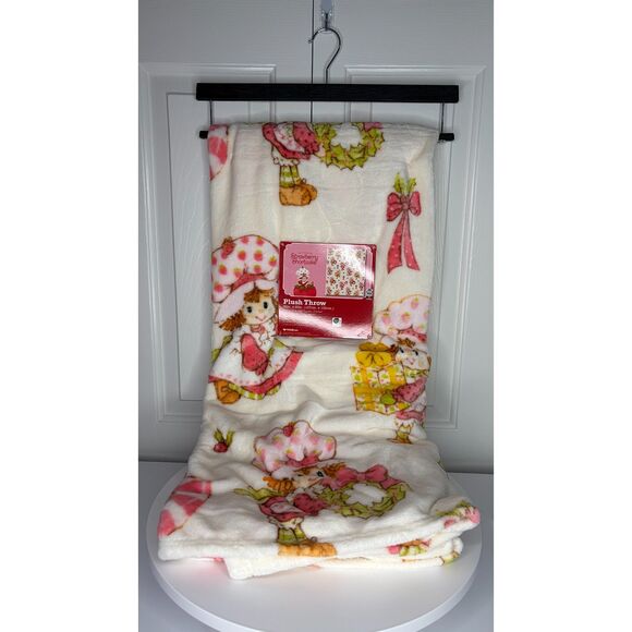 Strawberry Shortcake Plush Throw Blanket – Vintage Style Holiday Print 50”x60” - Picture 1 of 4